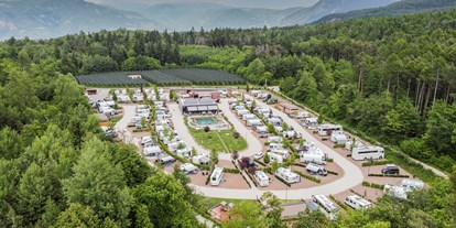Motorhome parking space - öffentliche Verkehrsmittel - Italy - Luftbild Campingplatz Montiggl - Stellplatz Eppan Camping Montiggl