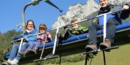 Motorhome parking space - Skilift - Switzerland - Komm mit auf den Sessellift. (Familien)Kinder fahren im Sommer gratis Sesselbahn in Begleitung Eltern(teil), Grosi/Opi, Gotti/Götti - Wiriehornbahnen AG - Diemtigtal