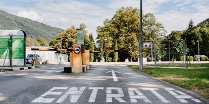 Reisemobilstellplatz - Grauwasserentsorgung - Schweiz - Camper Area Tamaro Einfahrt mit automatischer Barriere. Reservation nicht notwendig. - Camper Area Tamaro
