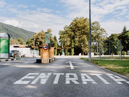 Reisemobilstellplatz - Art des Stellplatz: eigenständiger Stellplatz - Schweiz - Camper Area Tamaro Einfahrt mit automatischer Barriere. Reservation nicht notwendig. - Camper Area Tamaro