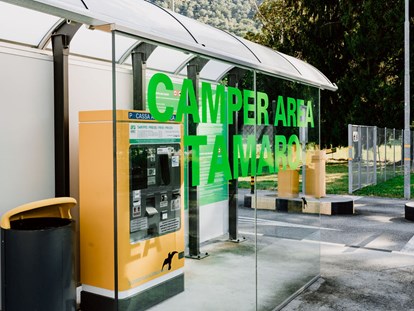 Reisemobilstellplatz - Art des Stellplatz: bei Freizeitpark - Automatische Kasse der Camper Area Tamaro. Zahlung in CHF, EUR und Kreditkarte. - Camper Area Tamaro