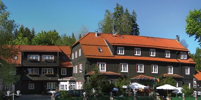 Reisemobilstellplatz - Sachsen-Anhalt - Das Hotel Mandelholz Grüne Tanne direkt gegenüber. - Mandelholz - zwischen Königshütte und Elend