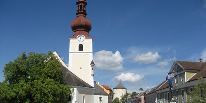 Reisemobilstellplatz - Österreich - Die Pfarrkirche in Ottenschlag liegt mitten am Oberen Markt und ist umgeben von einem Café, Banken und diversen Geschäften. - Freizeitgelände Oberer Ortsteich