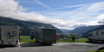 Motorhome parking space - Stromanschluss - Austria - Jeder genießt die Sonne, da braucht keiner eine Markise - Panoramastellplatz Friedburg