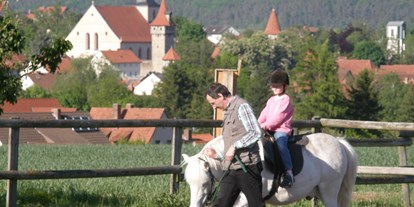 Reisemobilstellplatz - Wildflecken - Immer wieder gerne drehen die Kinder und Jugendlichen ihre Runden auf unseren Reitponies. - Schmidts Ferienhof