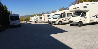 Motorhome parking space - Guntersblum - Wohnmobilstellplatz bietet Platz für ca. 15-20 Reisemobile - Weingut Gerharz-Hochthurn