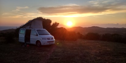 Reisemobilstellplatz - Wohnwagen erlaubt - Sardinien - Stellplatz auf der oberen Ebene - Agricamping - Agriturismo Petra di Cossu