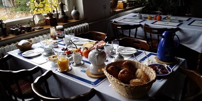 Reisemobilstellplatz - Wohnwagen erlaubt - Nordseeküste - Gerne bieten wir Ihnen unser reichhaltiges Frühstück an (Voranmeldung erforderlich). -  Pension Alte Dorfschule