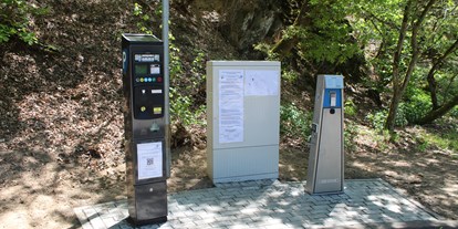 Reisemobilstellplatz - Art des Stellplatz: bei Sehenswürdigkeit - Eifel - Parkautomat und Frischwasserversorungstation - Wohnmobilstellplatz in der Gemeinde Hellenthal