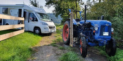 Reisemobilstellplatz - Eichigt - Wer es nicht alleine schafft, wird mit Hilfe eines Traktors vom Platz gezogen - Stellplatz Hof Seifert        -    Pöhl /Vogtland 