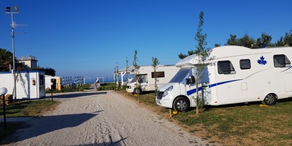 Motorhome parking space - WLAN: nur um die Rezeption vorhanden - Italy - Agricamping Noara Beach 
