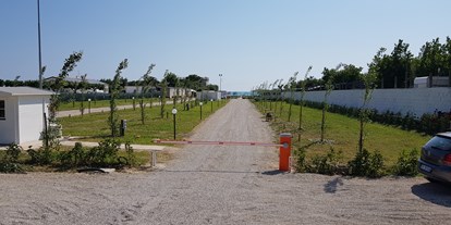 Motorhome parking space - WLAN: nur um die Rezeption vorhanden - Italy - Einfahrt Stellplatz  - Agricamping Noara Beach 