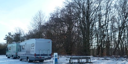 Motorhome parking space - Spielplatz - Eifel - Stellplatz im Winterschnee - Wohnmobilhafen Pulvermaar