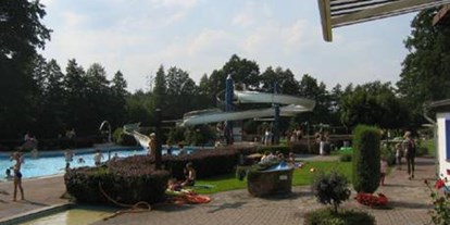 Reisemobilstellplatz - Hunde erlaubt: keine Hunde - Niedersachsen - Blick auf die 47 Meter lange Rutsche im Freibad.  - Parkplatz am Waldschwimmbad