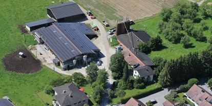 Reisemobilstellplatz - Allensbach - Unser Bauernhof mit 300 kWp Fotovoltaikanlage auf den Dächern der grösseren Betriebsgebäude, liegt am westlichen Dorfrand von Märstetten, mitten im schönen Thurgau in der Ostschweiz. 
Der Stellplatz befindet sich auf der Nordseite der Maschinenhalle.  - Stellplatz "Birkenhof" Märstetten 