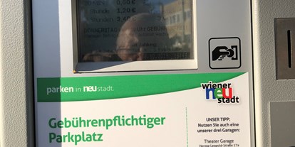 Reisemobilstellplatz - Umgebungsschwerpunkt: Stadt - Österreich - Dieser Parkscheinautomat ist zu beachten. - Stellplatz ÖGB Parkplatz Gröhrmühlgasse Wiener Neustadt 