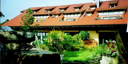 Reisemobilstellplatz - Art des Stellplatz: bei Hotel - Velden (Nürnberger Land) - Dei ehemalige alte Scheune wurde mit viel Liebe zur Natur in eine Hochzeitsscheune mit Appartements, Ferienwohnung und Heu-Hotel umgebaut - Gut Schönhof