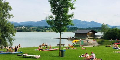 Reisemobilstellplatz - Umgebungsschwerpunkt: Berg - Aschau im Chiemgau - Der traumhafte Simssee-Badestrand ist nur 5 Gehminuten entfernt - Einzelstellplatz Baierbach 