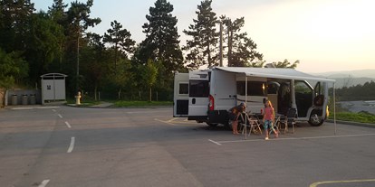 Motorhome parking space - WLAN: am ganzen Platz vorhanden - Dolenjska & Bela Krajina / Coast and Karst - Park der Militärgeschichte Pivka