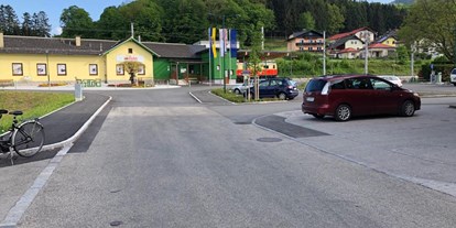 Reisemobilstellplatz - Umgebungsschwerpunkt: am Land - Niederösterreich - Sicht auf Parkplatz am Bahnhof bzw. Modellbahnmuseum - Kirchberg an der Pielach