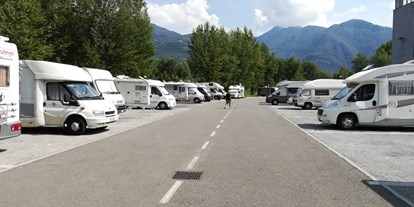 Motorhome parking space - Stromanschluss - Italy - Area sosta Costa Volpino