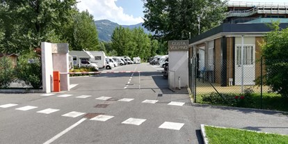 Reisemobilstellplatz - Art des Stellplatz: eigenständiger Stellplatz - Italien - Area sosta Costa Volpino