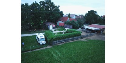 Reisemobilstellplatz - Wohnwagen erlaubt - Oberpfalz - Der Stellplatz ist direkt auf der Farm. - Straußenfarm Erlbacher