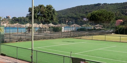 Reisemobilstellplatz - Art des Stellplatz: ausgewiesener Parkplatz - Toskana - Tennisplaetze - Centro Balneare La Perla "Elba In Camper"