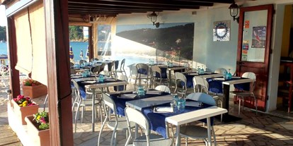Reisemobilstellplatz - Umgebungsschwerpunkt: Strand - Italien - Restaurantr direkt am Sandstrand - Centro Balneare La Perla "Elba In Camper"