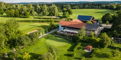 Reisemobilstellplatz - Umgebungsschwerpunkt: See - Bayern - Clubrestaurant mit Sonnenterrasse - Golfplatz Schloss Elkofen