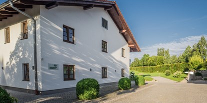 Motorhome parking space - Umgebungsschwerpunkt: Stadt - Oberbayern - Clubhaus des Golfclubs Schloss Elkofen - Golfplatz Schloss Elkofen