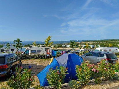 Motorhome parking space - Punat - Alle Parzelle im Camp sind nach den höchsten Standards der ADAC ausgestattet und werden sicherlich zu Ihrem Lieblingsort, wo Sie mit der Familie campen und relaxen können. - Campingplatz Omišalj *****