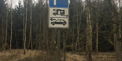 Reisemobilstellplatz - Art des Stellplatz: bei Freizeitpark - Nordrhein-Westfalen - Schild für WOMO-Parkplatz - Freitzeitzentrum Biebertal Menden (Sauerland)