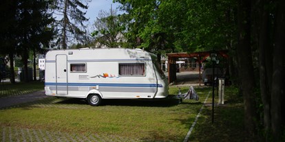 Reisemobilstellplatz - Chemnitz - es bestehen 6 Stellplätze mit jeweils einer gleichgroßen Grünfläche für Vorzelte oder Campingmöbel, jeweils 3 Stellplätze nutzen eine Versorgungssäule. - Löwencamp am Landhotel "Goldener Löwe" Burgstädt