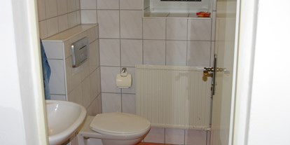 Reisemobilstellplatz - Striegistal - neben den öffentliche Toiletten im Goldenen Löwen, befindet sich im Sanitärbereich eine zusäztliche Unisex-Toilette  - Löwencamp am Landhotel "Goldener Löwe" Burgstädt