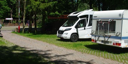 Motorhome parking space - WLAN: am ganzen Platz vorhanden - Saxony - geplasterte Zufahrt... - Löwencamp am Landhotel "Goldener Löwe" Burgstädt