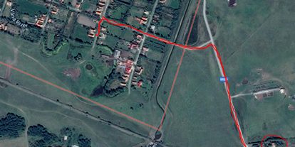 Motorhome parking space - Umgebungsschwerpunkt: am Land - Romania - Fussweg zum Bahnhof (man kann auch übers Feld laufen, Fahrplan nach Timisoara (Direktverbindung) auf dem Gelände) - Timisoara (Chveresu Mare)