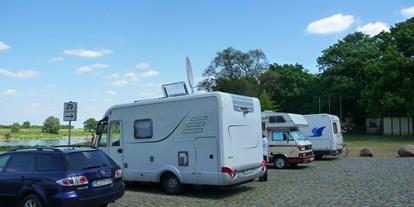 Reisemobilstellplatz - Gröden - Stellplatz mit Blick auf die Elbe Richtung Fähre/Stadtpark - Elbeparkplatz Riesa