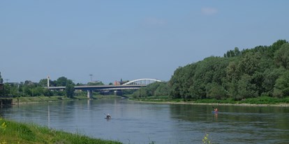 Reisemobilstellplatz - Umgebungsschwerpunkt: Fluss - Roßwein - Blick vom Stellplatz auf die Elbe/Elbbrücke. Paddelbootverleih direkt nebenan. - Elbeparkplatz Riesa