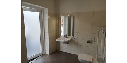 Reisemobilstellplatz - Umgebungsschwerpunkt: See - Rheinland-Pfalz - Nutzung der WC und Waschbecken im Preis beinhaltet. - Wohnmobilpark Vulkaneifel