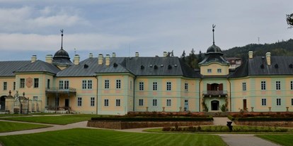 Motorhome parking space - WLAN: nur um die Rezeption vorhanden - Czech Republic - Schloss in Manětín (26 km) - Farma Janko