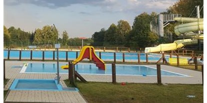 Motorhome parking space - WLAN: nur um die Rezeption vorhanden - Czech Republic - Schwimmbad in Kralovice - Farma Janko