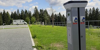 Reisemobilstellplatz - Wohnwagen erlaubt - Vogtland - Stromsäule am Wohnmobilstellplatz - Wohnmobilstellplatz Schöneck