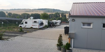 Reisemobilstellplatz - WLAN: teilweise vorhanden - Blick auf die unteren Stellplätze - Eisenach Wohnmobile Waldhelm