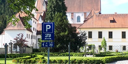 Reisemobilstellplatz - Art des Stellplatz: ausgewiesener Parkplatz - Niederösterreich - Stellplatz mit Blick auf die Kartause - Gaming