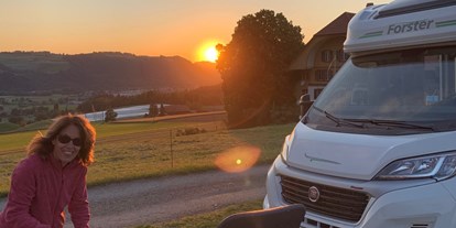 Reisemobilstellplatz - Wohnwagen erlaubt - Schweiz - Schöne Abendstimmung ist garantiert - Wichtrach Tannli
