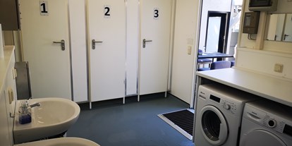 Reisemobilstellplatz - Roßhaupten - Das sind unsere Duschkabinen, die mit 1€ Münzen betrieben werden. Sie können mit 1€ für 5 min duschen. - Wohnmobilpark Füssen