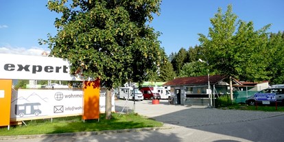 Reisemobilstellplatz - Sauna - Biberwier - So verpassen Sie auch nicht die direkte Einfahrt, gleich rechts ist unsere Rezeption, wo unser Team Sie herzlichst Willkommen heisst - Wohnmobilpark Füssen
