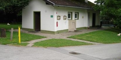 Reisemobilstellplatz - Tirol - Versorgungsgebäude 
(WC/Duschen/Waschmaschine/Trockner/Wasserversorgung) - Stellplatz Plankenhof 