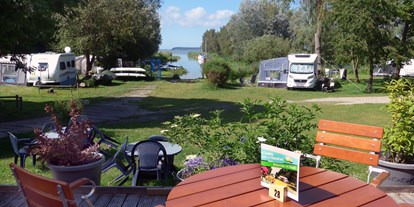 Reisemobilstellplatz - Duschen - Mecklenburg-Vorpommern - Gemütlich essen und trinken auf der Sonnenterrasse - Naturcamping Lassan
